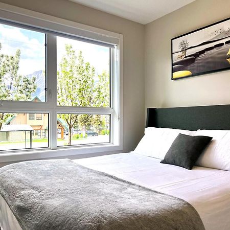Brand New 2Br Condo With Outdoor Swimming Pool And Hot Tub Canmore Bagian luar foto