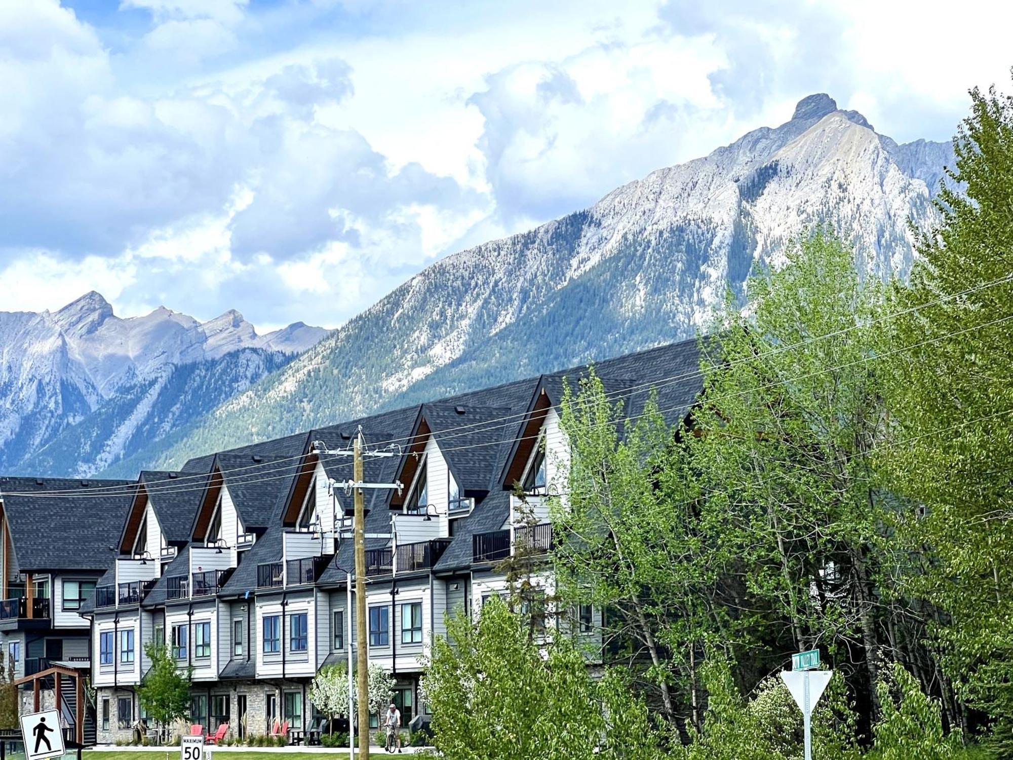 Brand New 2Br Condo With Outdoor Swimming Pool And Hot Tub Canmore Bagian luar foto