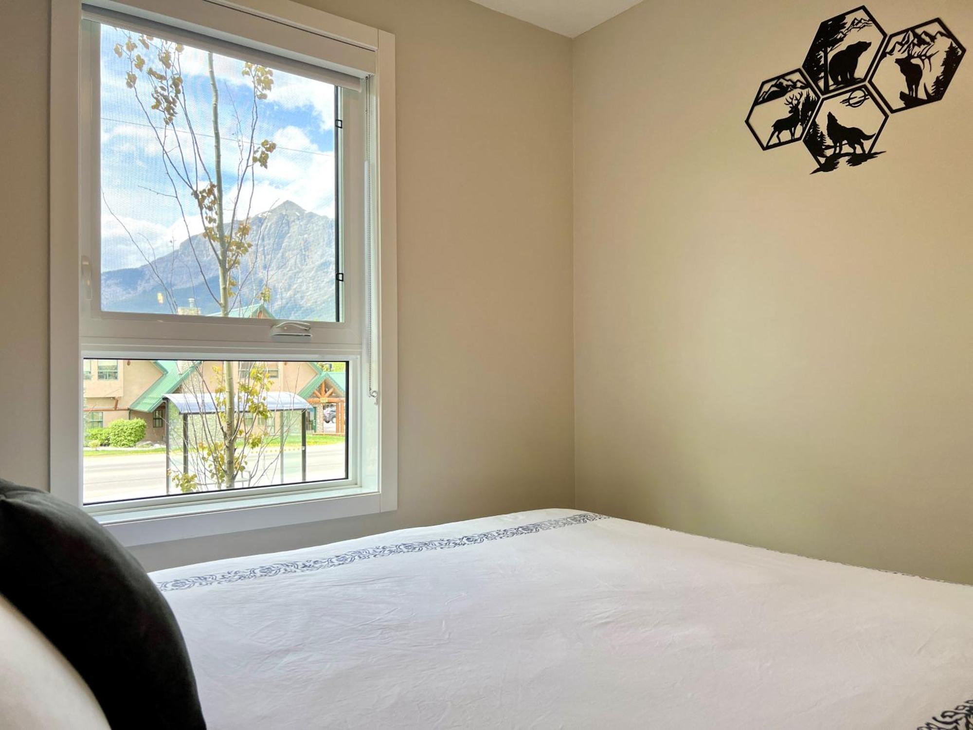Brand New 2Br Condo With Outdoor Swimming Pool And Hot Tub Canmore Bagian luar foto