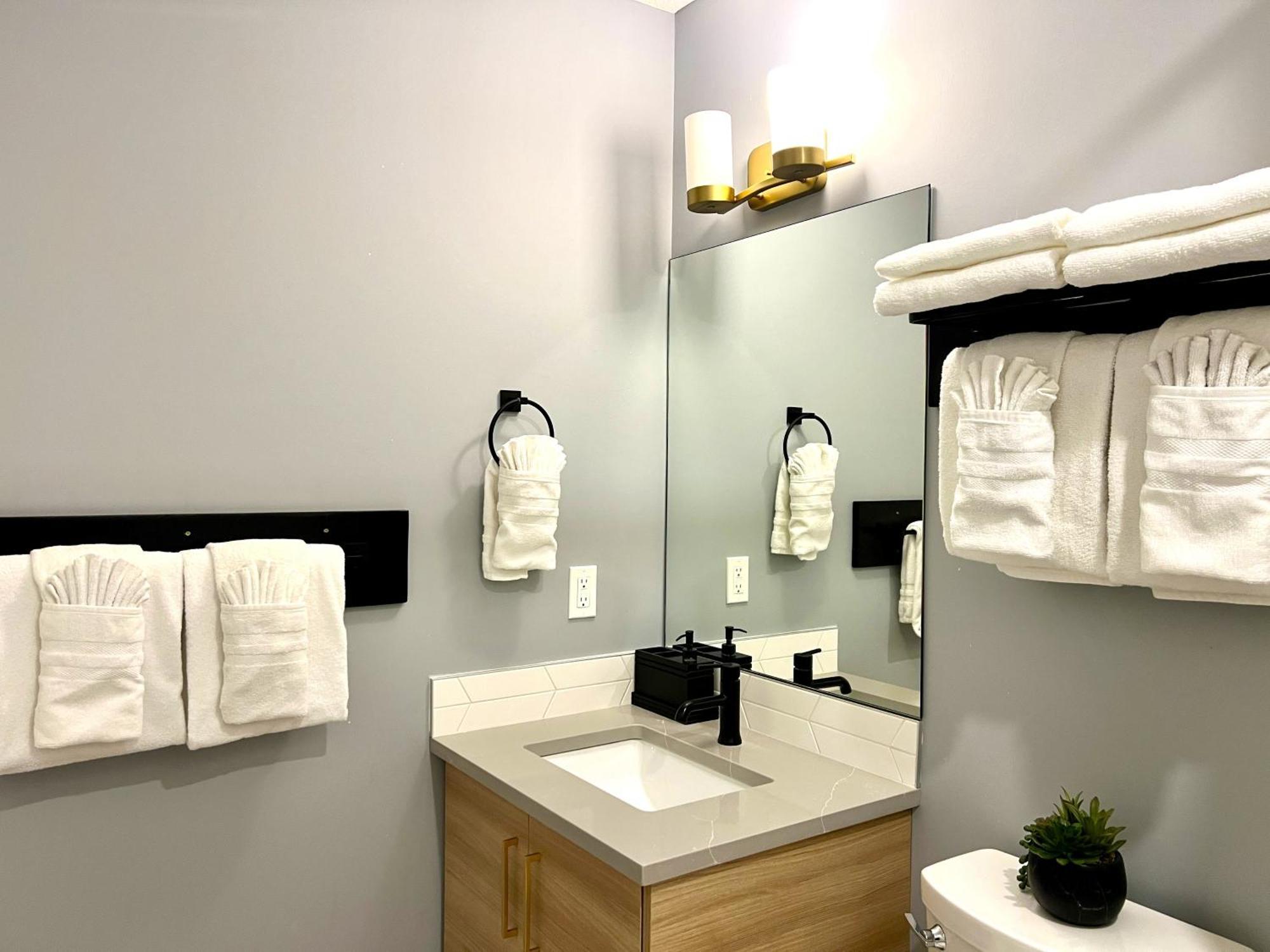 Brand New 2Br Condo With Outdoor Swimming Pool And Hot Tub Canmore Bagian luar foto