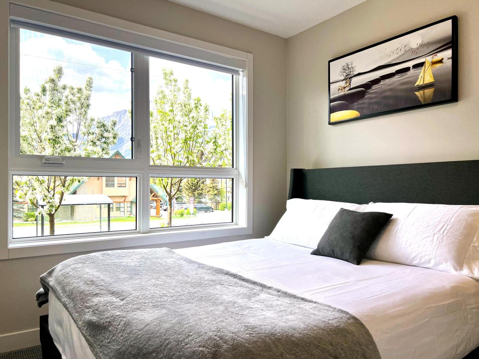Brand New 2Br Condo With Outdoor Swimming Pool And Hot Tub Canmore Bagian luar foto