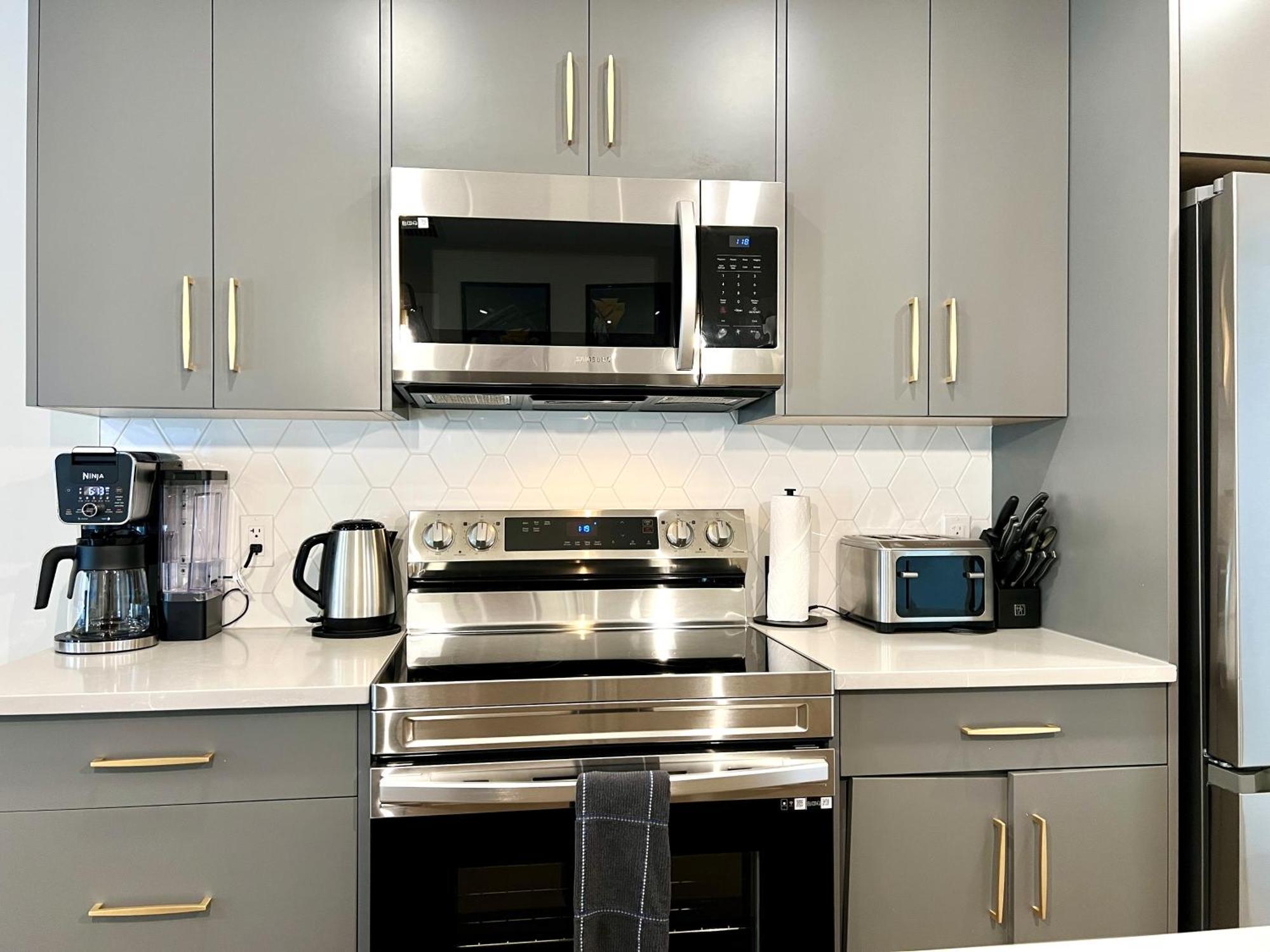 Brand New 2Br Condo With Outdoor Swimming Pool And Hot Tub Canmore Bagian luar foto
