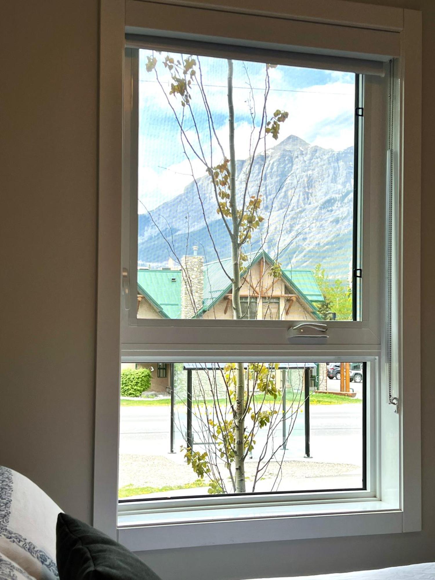 Brand New 2Br Condo With Outdoor Swimming Pool And Hot Tub Canmore Bagian luar foto
