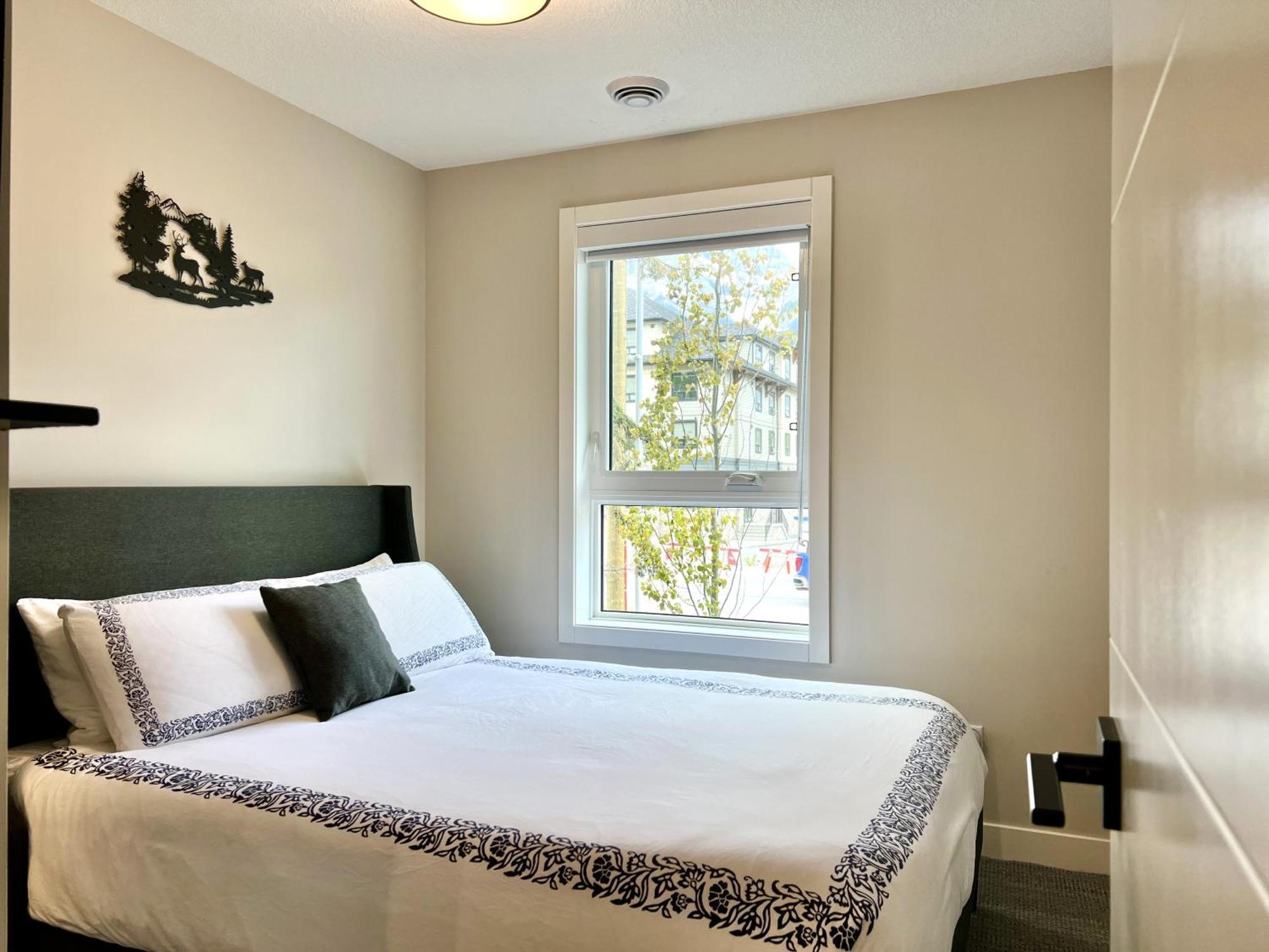 Brand New 2Br Condo With Outdoor Swimming Pool And Hot Tub Canmore Bagian luar foto