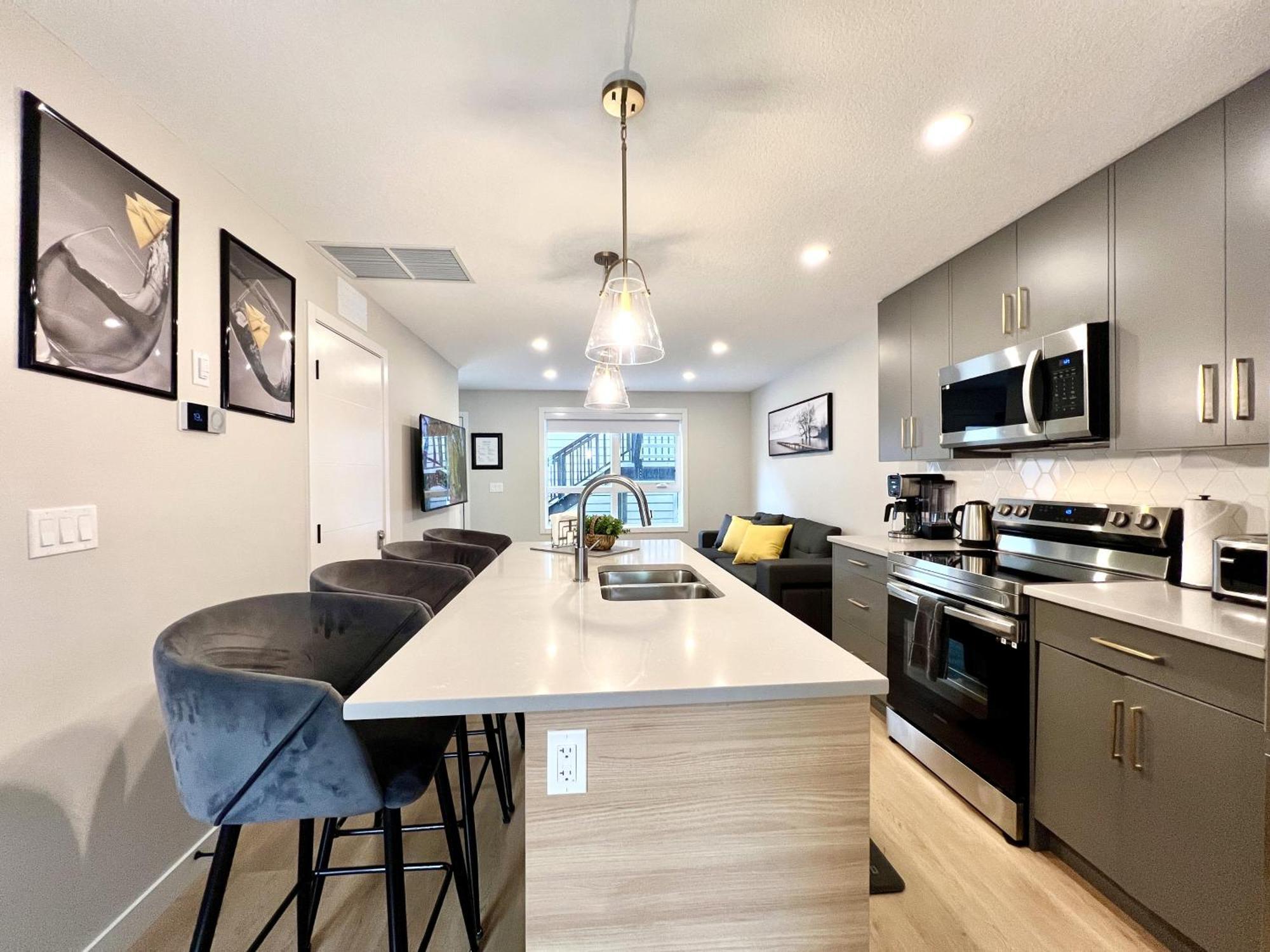 Brand New 2Br Condo With Outdoor Swimming Pool And Hot Tub Canmore Bagian luar foto