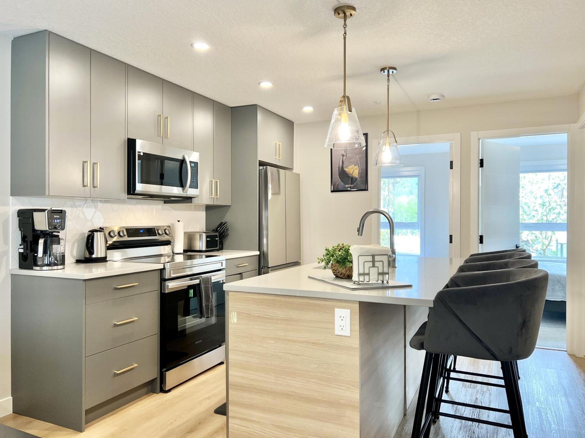 Brand New 2Br Condo With Outdoor Swimming Pool And Hot Tub Canmore Bagian luar foto