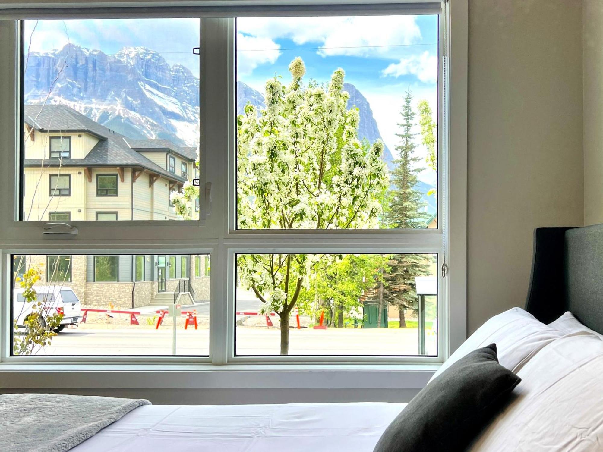 Brand New 2Br Condo With Outdoor Swimming Pool And Hot Tub Canmore Bagian luar foto